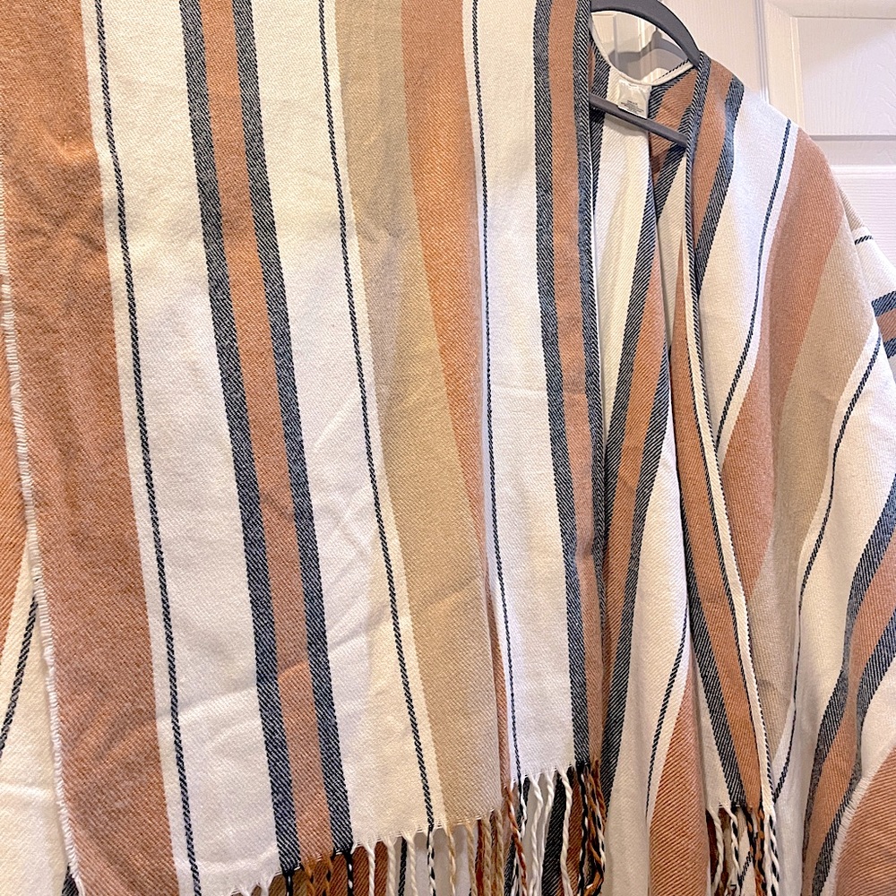 Classic fall/winter Ruana. Perfect layer. - Picture 5 of 8